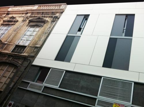 Edificio viviendas c/Domingo J. Navarro.